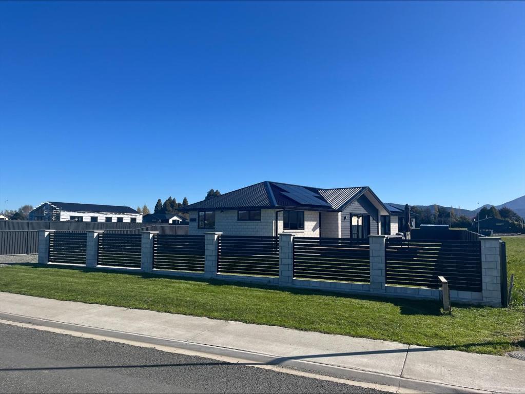 Oraka Scenery - Te Anau Holiday Home, Te Anau