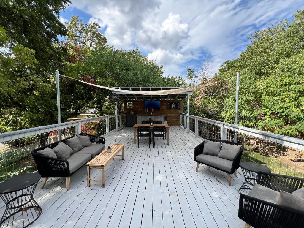 Authentic Austin Pad with Roof-top Deck Bar, Austin