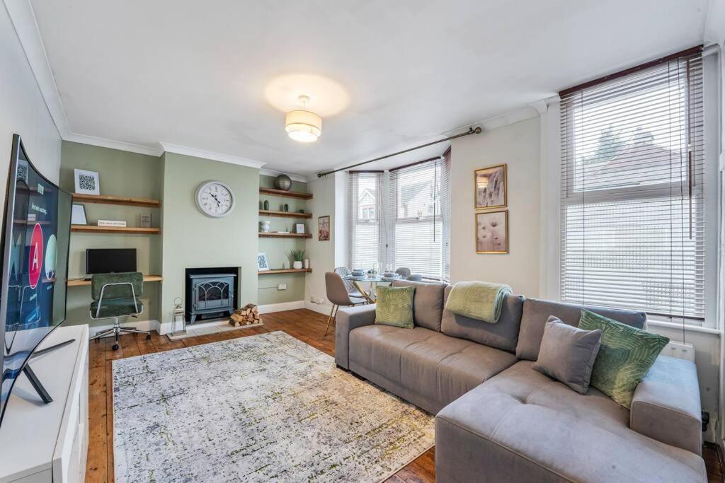 Spacious Private Apartment in Central Dartford with Free Parking TFL Zone 6, Kent