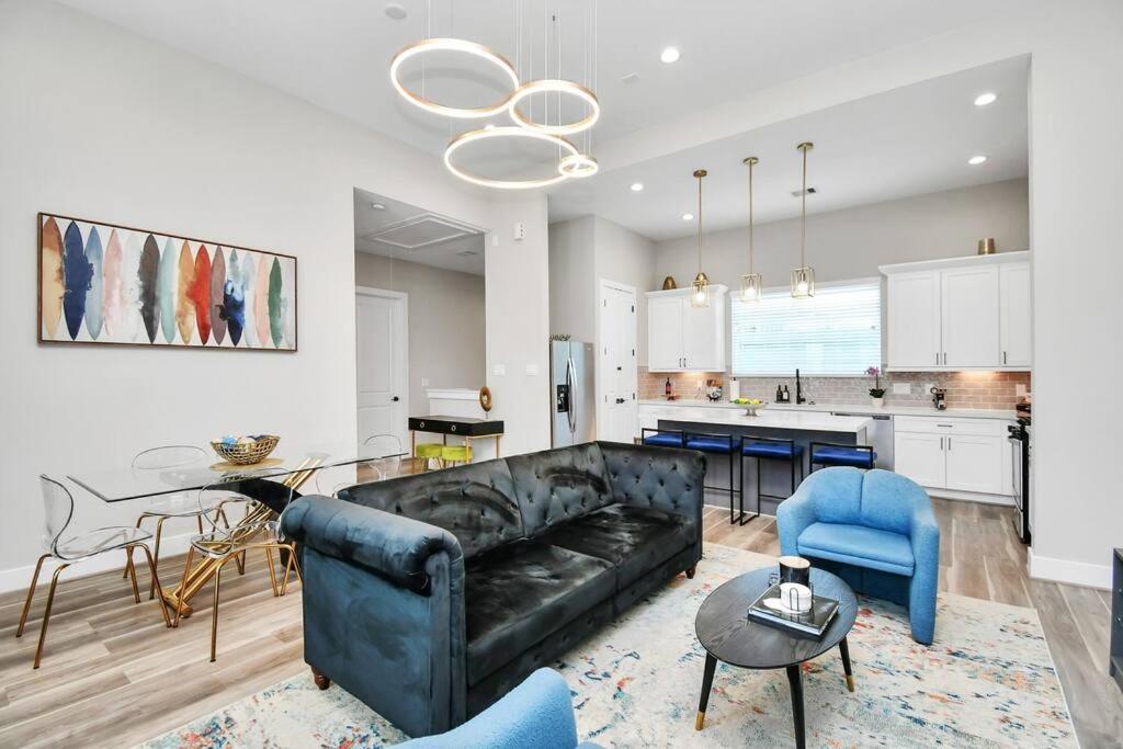 Newly Built & Gated 2 Story Gem in Houston Heights near Airport, Houston