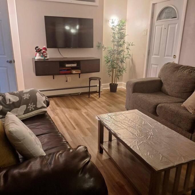 Full house close to everything, Sydney