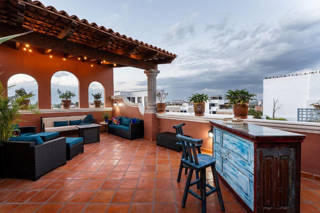 Casa Mimosa, 3BR Retreat with Rooftop & City Views, San Miguel de Allende