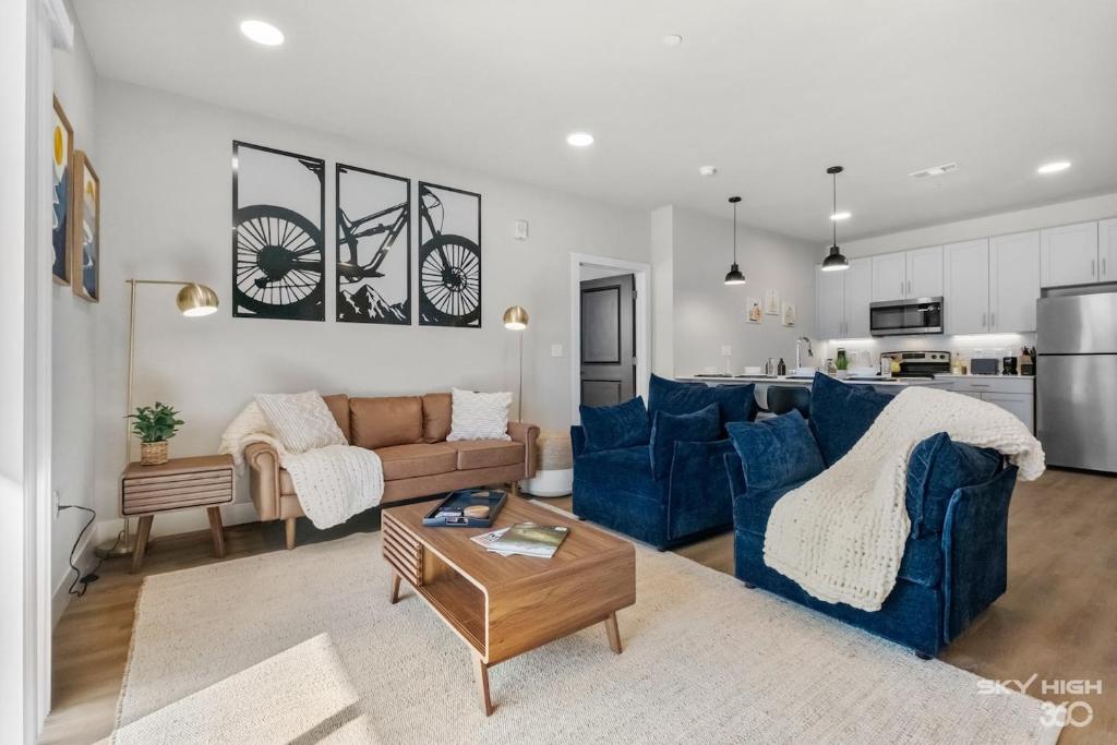 Trails End Here, Pool, King Beds, Gym, Lux Apt, Rogers