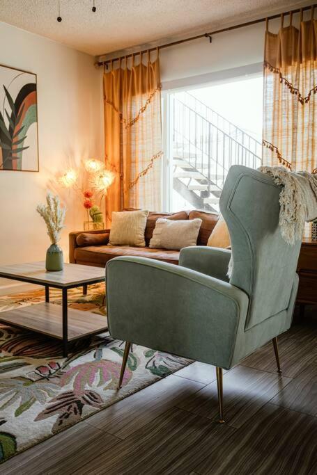 Steps to Beach & Close to Restaurants and Shops, Oceanside