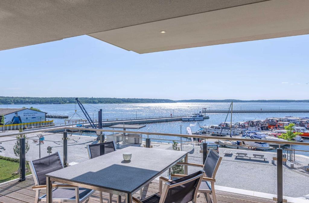 Müritzsonne - Apartment in der Hafenresidenz mit Balkon & Wellness, Waren