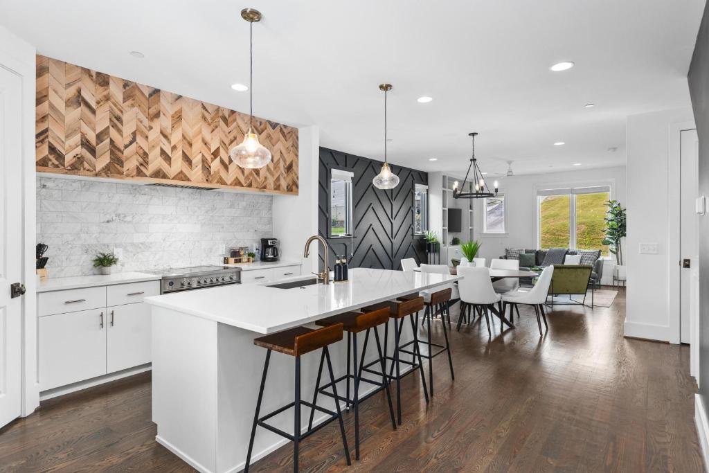 Upscale Home with Patio WALK to 12 South and Belmont, Nashville