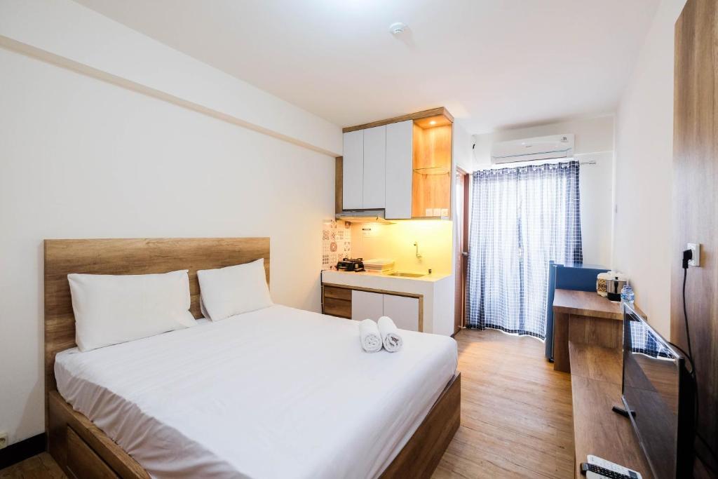 Simple and Homey Studio Room at Cinere Resort Apartment By Travelio, Depok