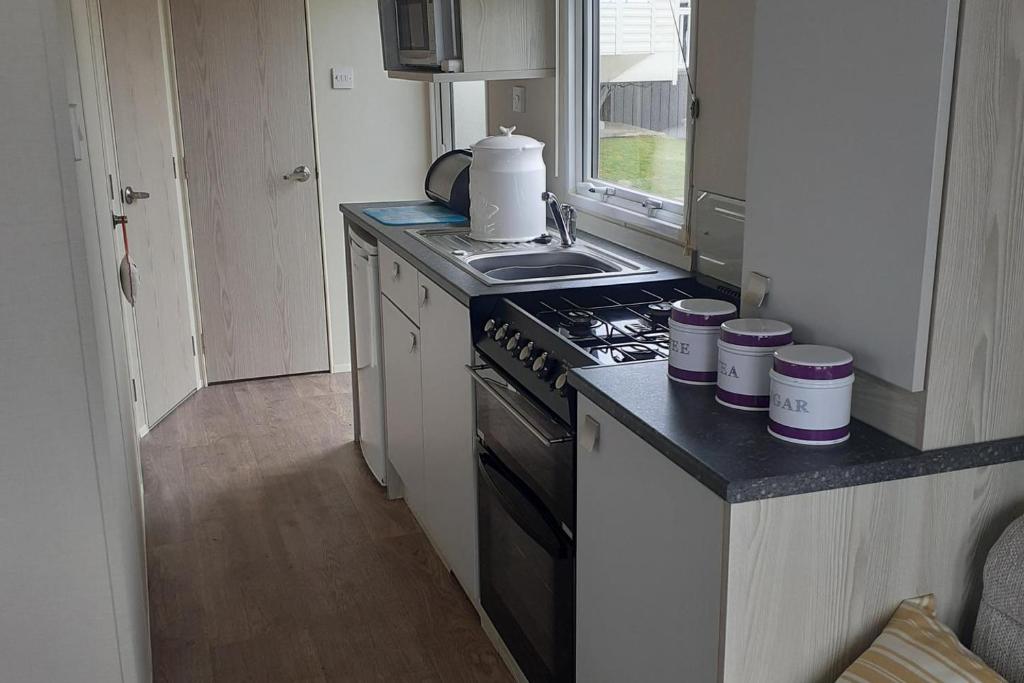 Perranporth 2-Bedroom Caravan with TV & Gas Fire photo 5