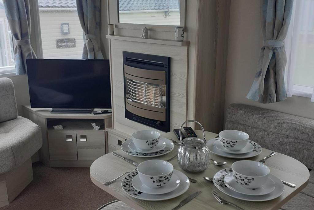 Perranporth 2-Bedroom Caravan with TV & Gas Fire photo 3