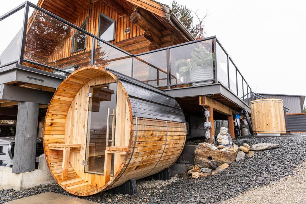 The View Point Lodge Cozy Log House with Hot Tub, Vernon