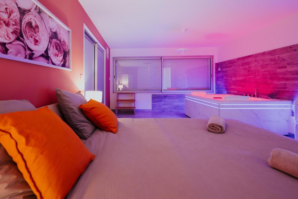 AppartSpa59 - Suite Tentation - Balnéo, Sauna - Secret Room en option supplémentaire, Valenciennes