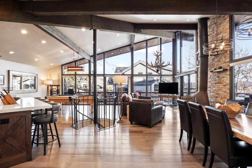 Ski In and Out, Short Walk or Drive to Ski and Bike Access, Private Hot Tub, Sleeps 6, Park City