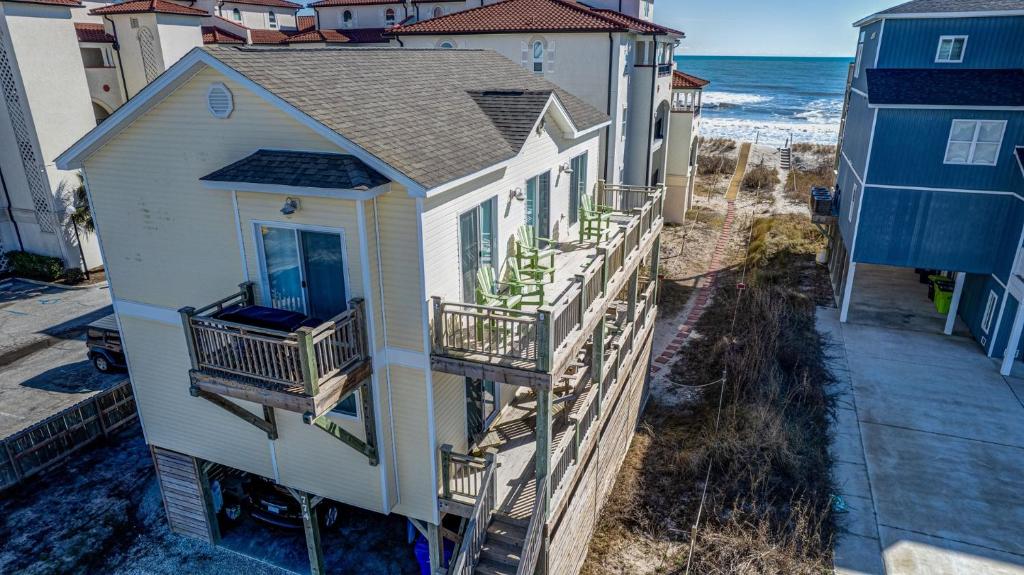 Ocean View - Just Steps from Oceanfront - 2 Full Width Sun Decks - 3 King Suites, North Topsail Beach