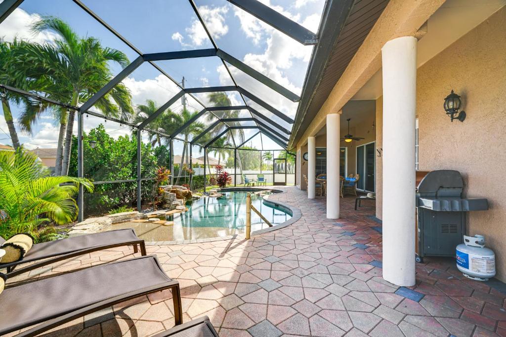 Spacious Oasis with Lagoon Pool and Spa in Cape Coral!, Cape Coral