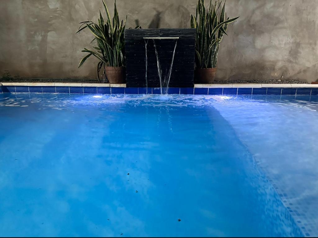 Habitación y piscina en casa compartida - 1