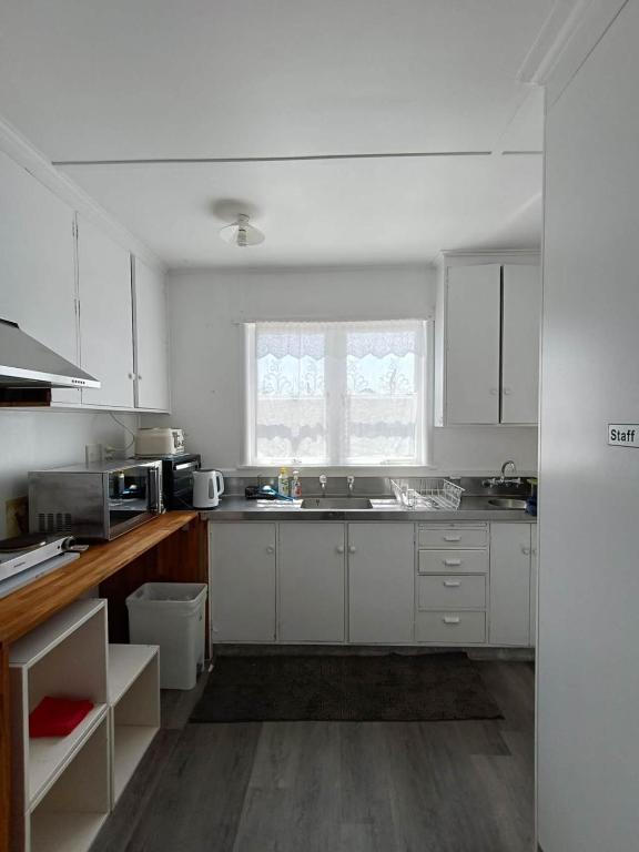 Kitchen, Rainbow Motel in Tauranga