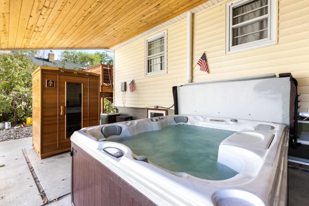 Bo360 Old West Abode with Hot Tub and Sauna, Billings