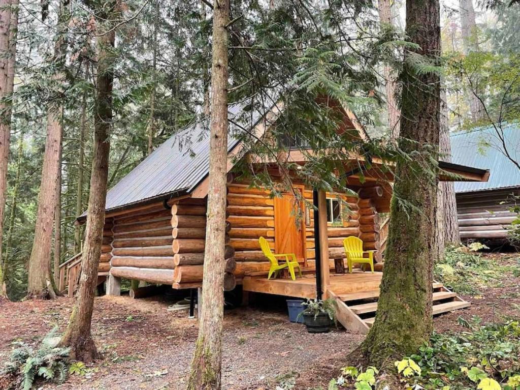 Wind Down Log Cabin in the Woods with Cozy Woodstove, Qualicum Beach