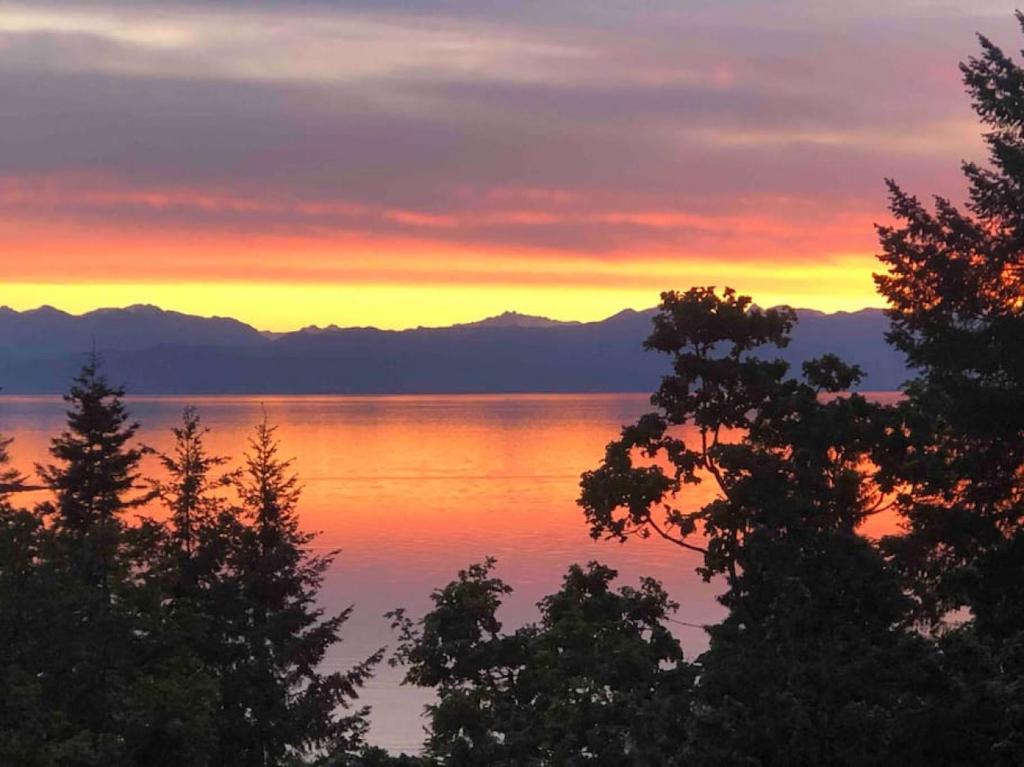 Oceanview Guest Suite with Large 2 Person Soaker Tub, Nanoose Bay