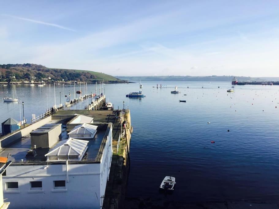 Waterside apartment, central Falmouth, Vi-spring king bed, gated parking, Falmouth