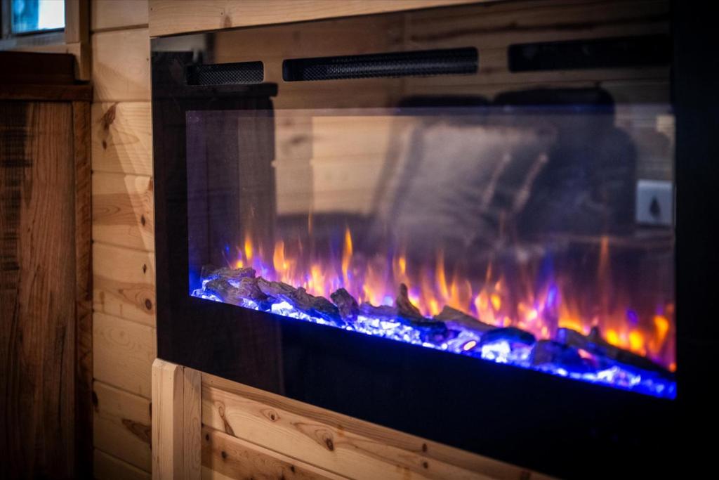 The Ritz Carlton of Tiny Cabins with Hot Tub, Elf