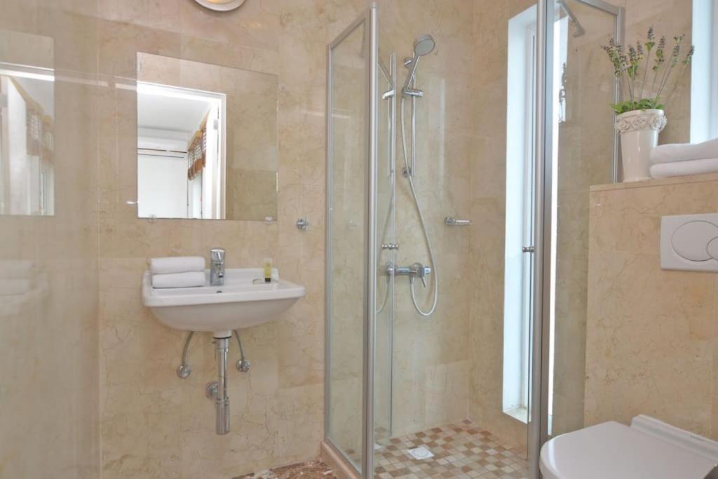 Private 7BR Luxury Villa and Pool walk to Palm Beach, Palm-Eagle Beach