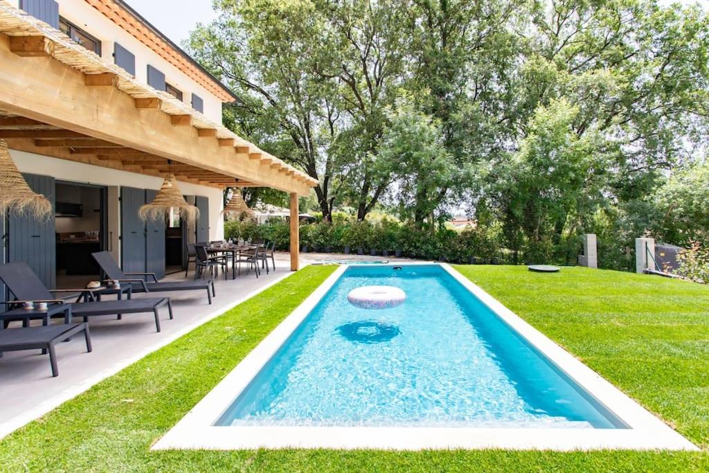 #53 Staywizus - St Paul Villa Swimming pool AC Car park BBQ for 8 Guests - 1