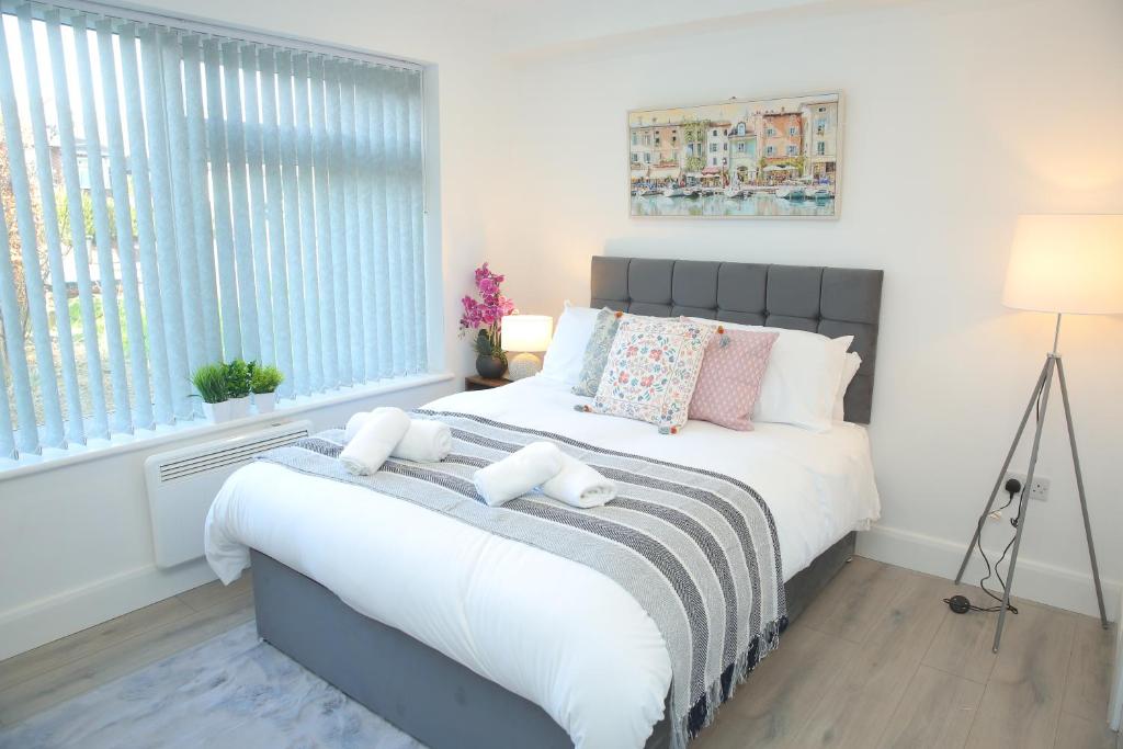 Private Ensuite 4 min drive to Luton Airport, Luton