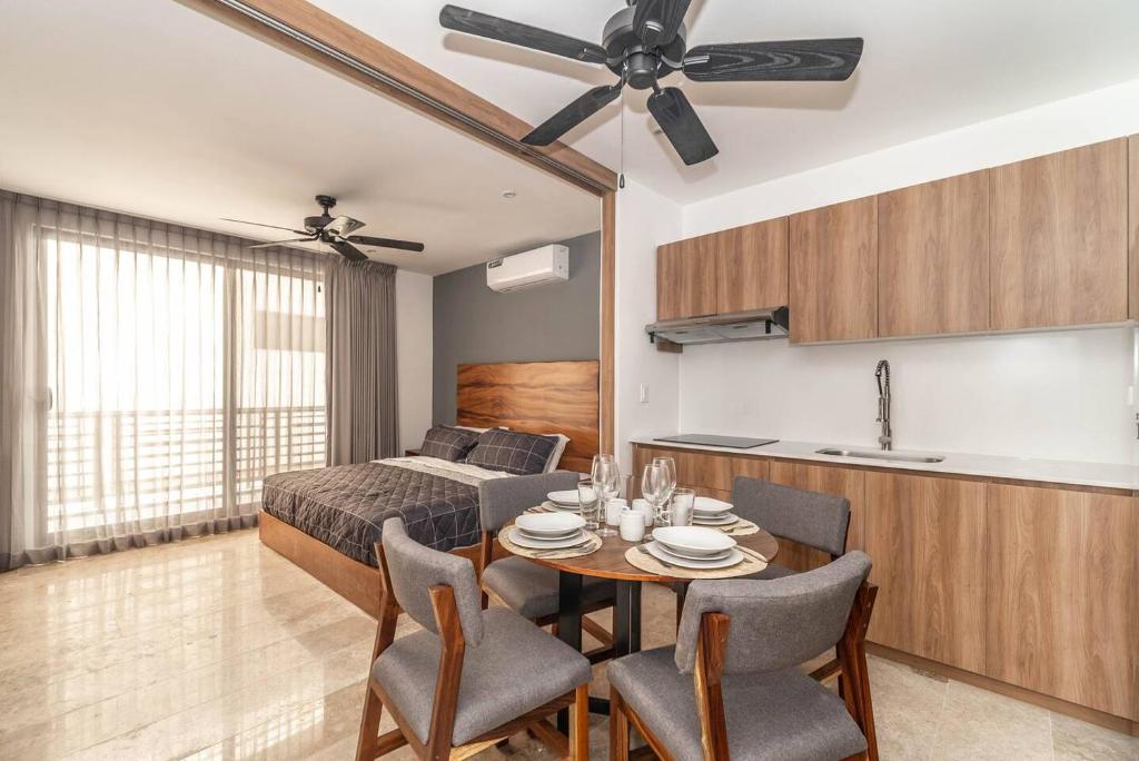 King Studio with Private Balcony, Rooftop Pool, Gym - 3