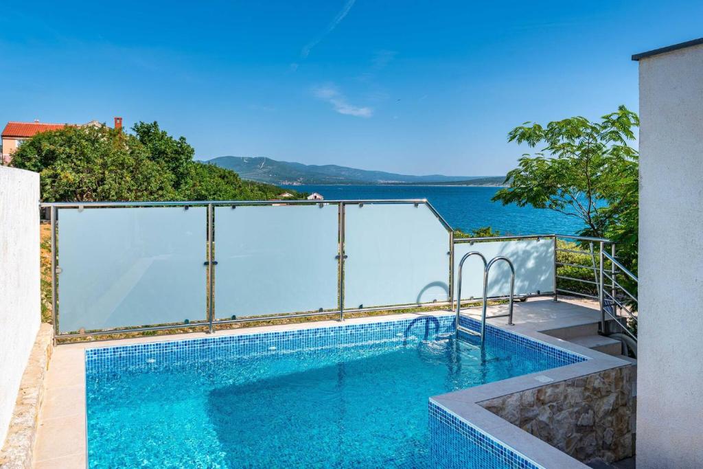 MY DALMATIA - Sea view apartment Dajana with private pool, Maslenica