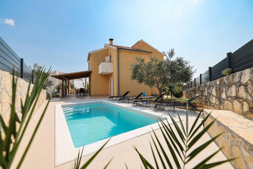 MY DALMATIA - Holiday home Nekic with private swimming pool and sea view, Maslenica