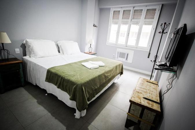 Apartamento com 4 suites a 100m da praia Copacabana