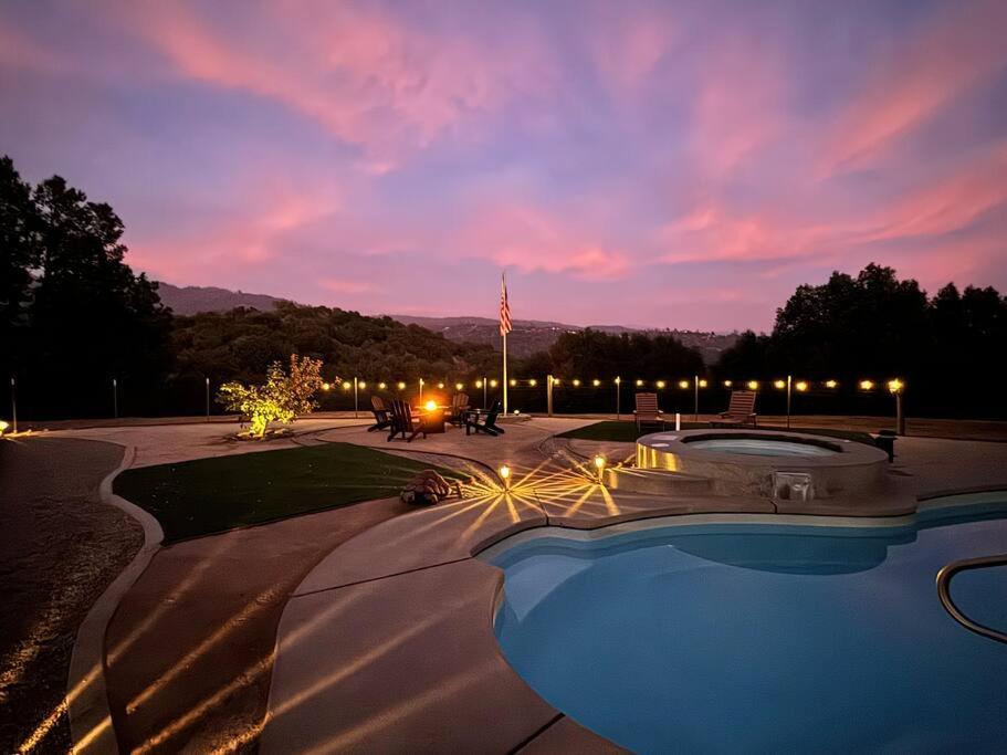 Stunning views with pool, spa, gold panning, firepit, game court and BBQ, Ahwahnee