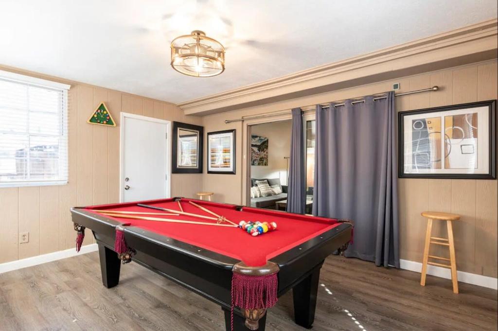 New Gateway to SFO - King Bed - BART 10 min walk, Hayward