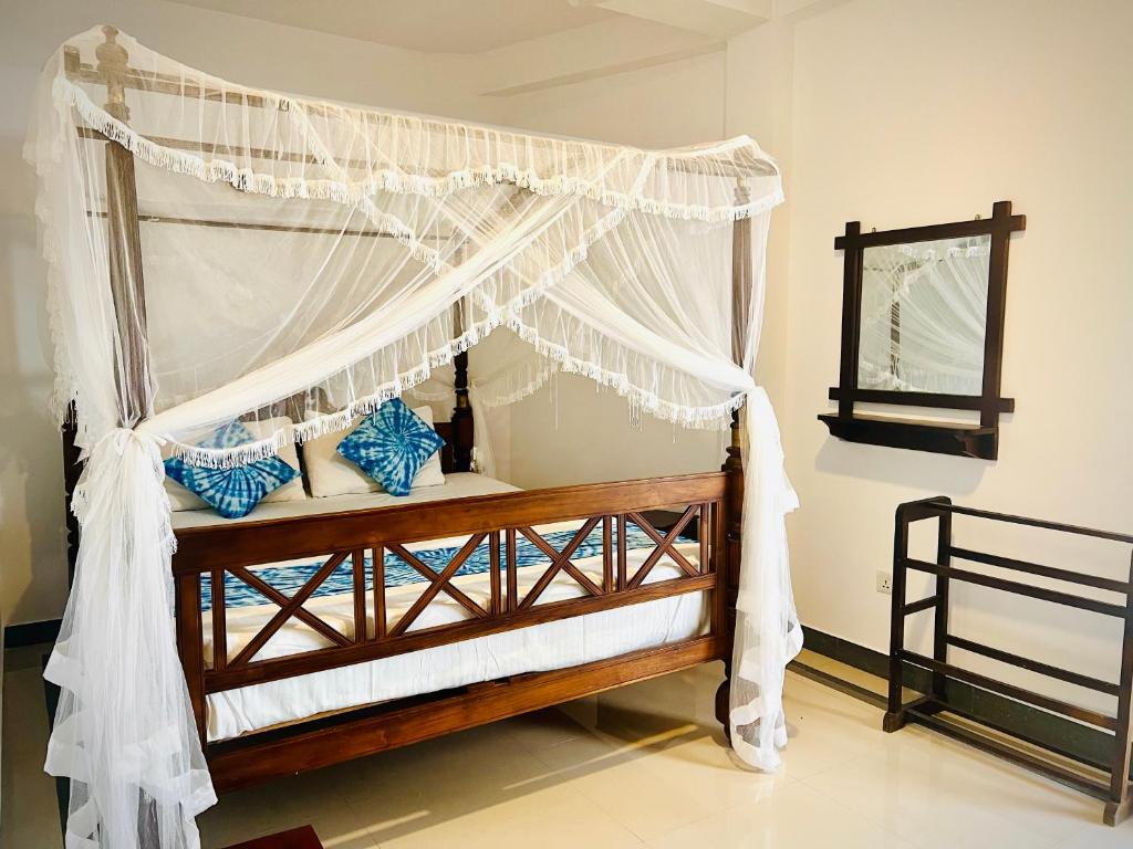 VOGEL NEST, Midigama East