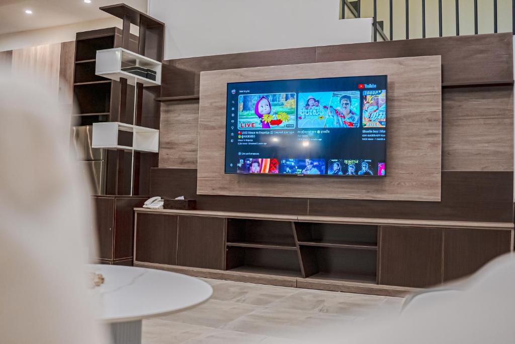 Shared lounge/TV area