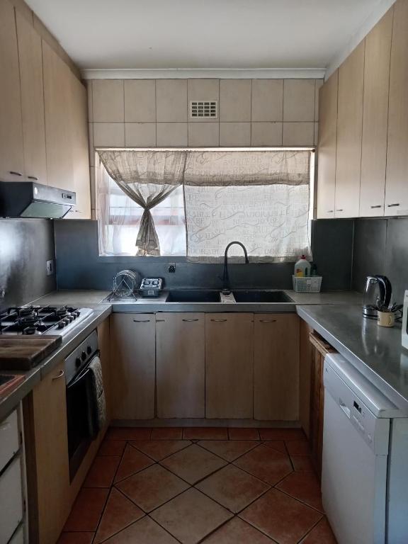 9 on Samuel, Van Riebeeckstrand