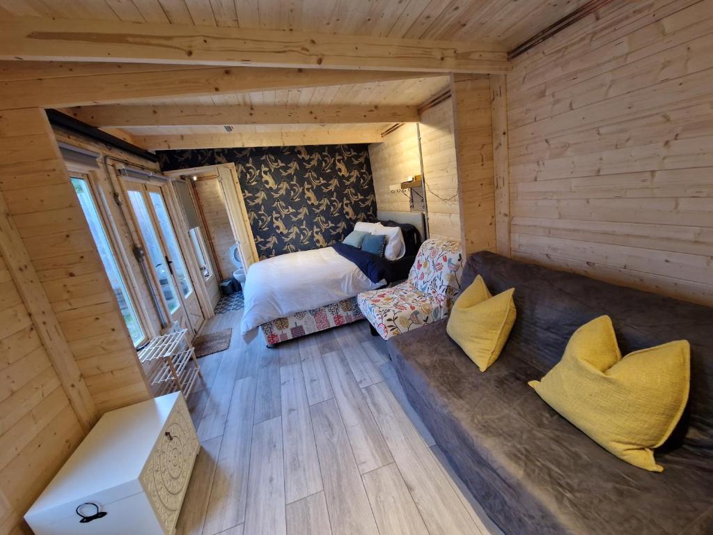 Super cosy, self-contained cabin private Ensuite, Cardiff