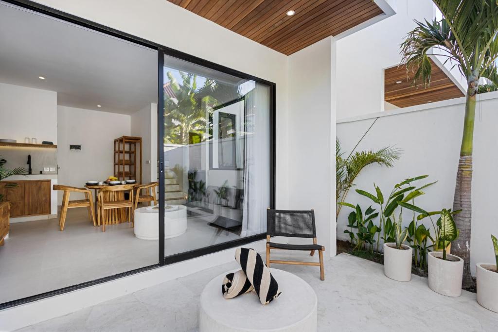 White Residence – Art & Boutique Villas