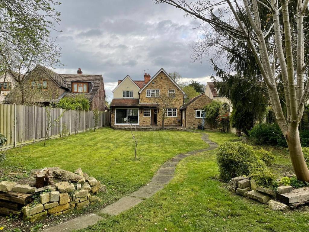 Pass the Keys Idyllic Home in Picturesque Village of Wraysbury, Wraysbury