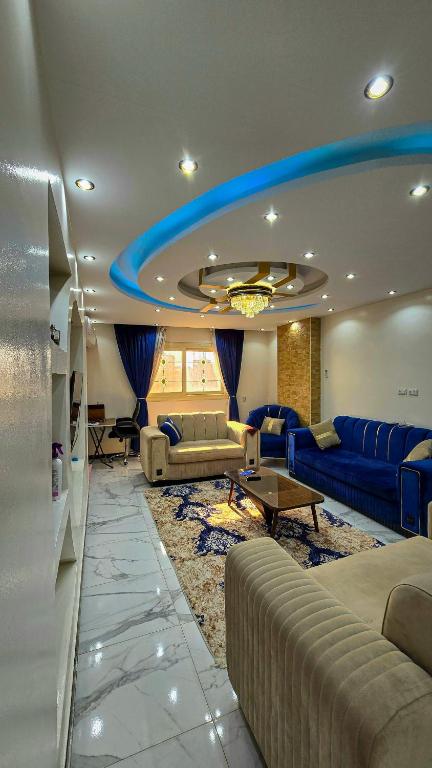 702 Close to pyramids, Káhira