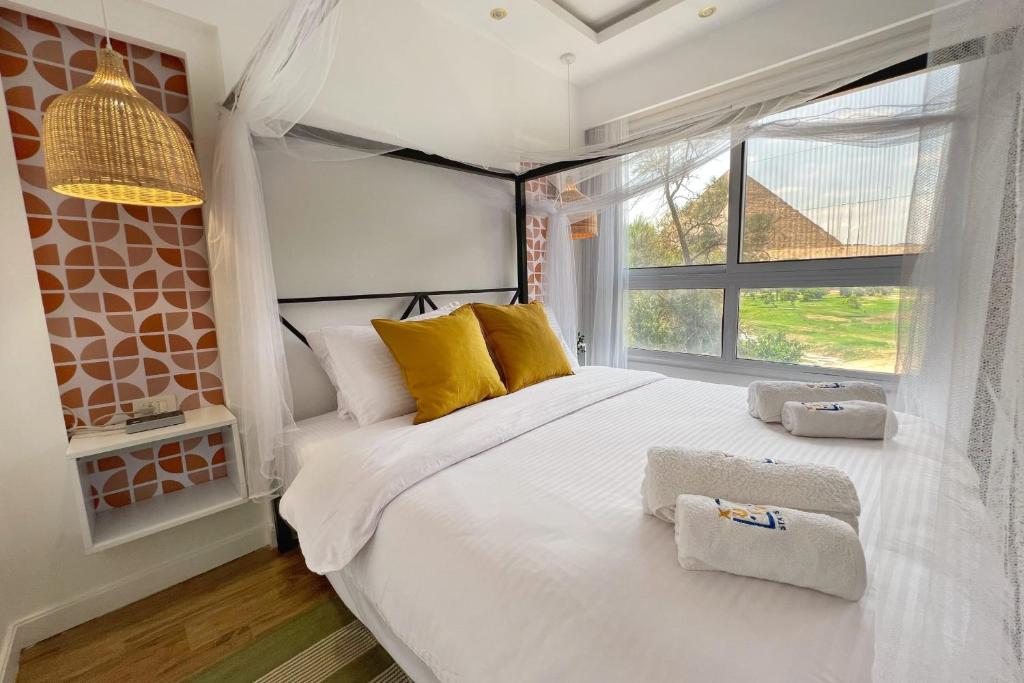 Spellbinding 2 BDR Apt At The Giza Pyramid's Doorstep, Káhira