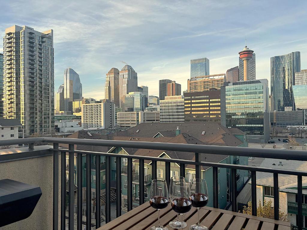 Stylish DT Views at Stampede w Free Parking and AC, Calgary