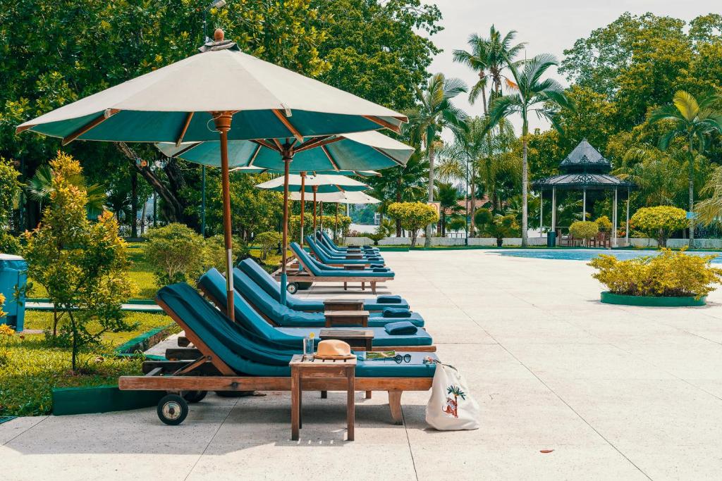 Swimming pool, Inya Lake Hotel in Yangon