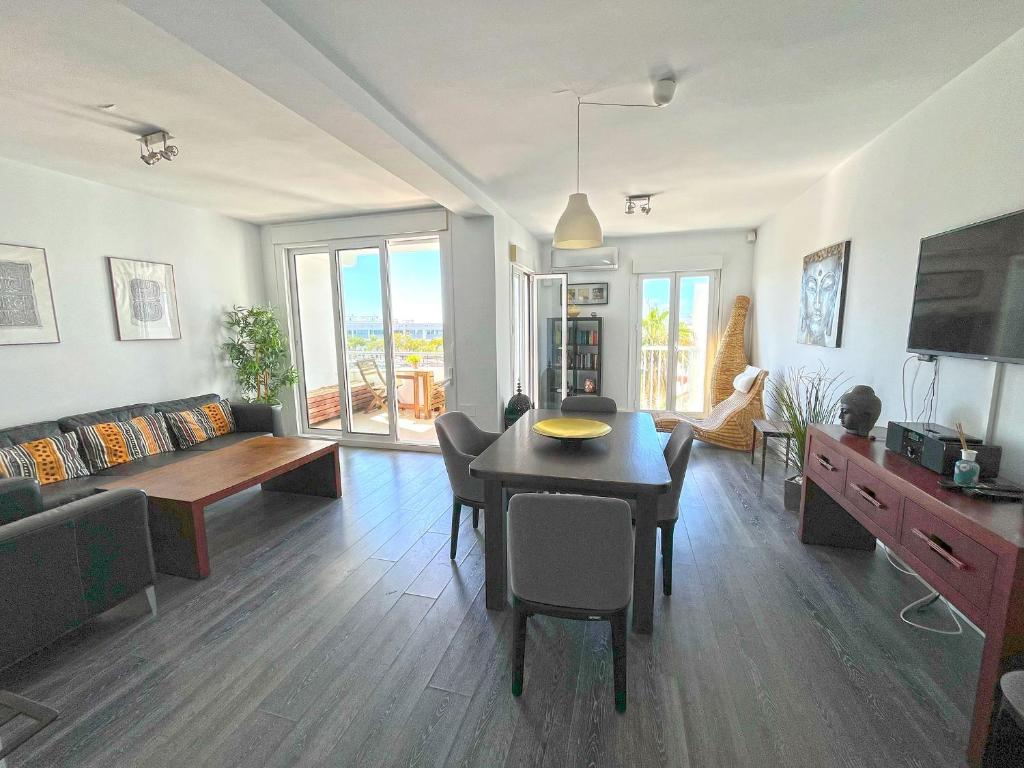 Sol y Mar Apartamento amplio con dos dormitorios y balcón - 4