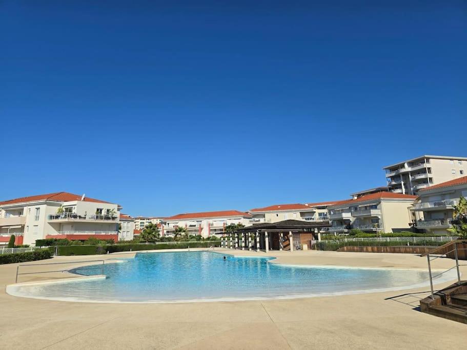 Modern Beachfront family apartment with pool - 5