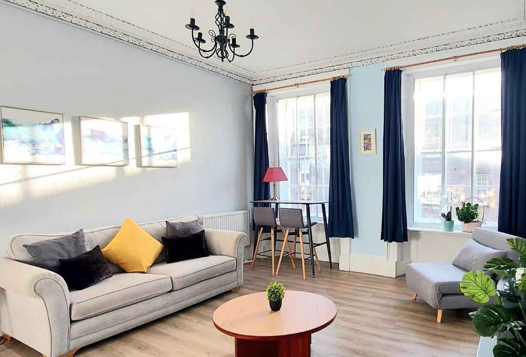 Spacious Victorian Apartment in Edinburgh City, Edinburgh