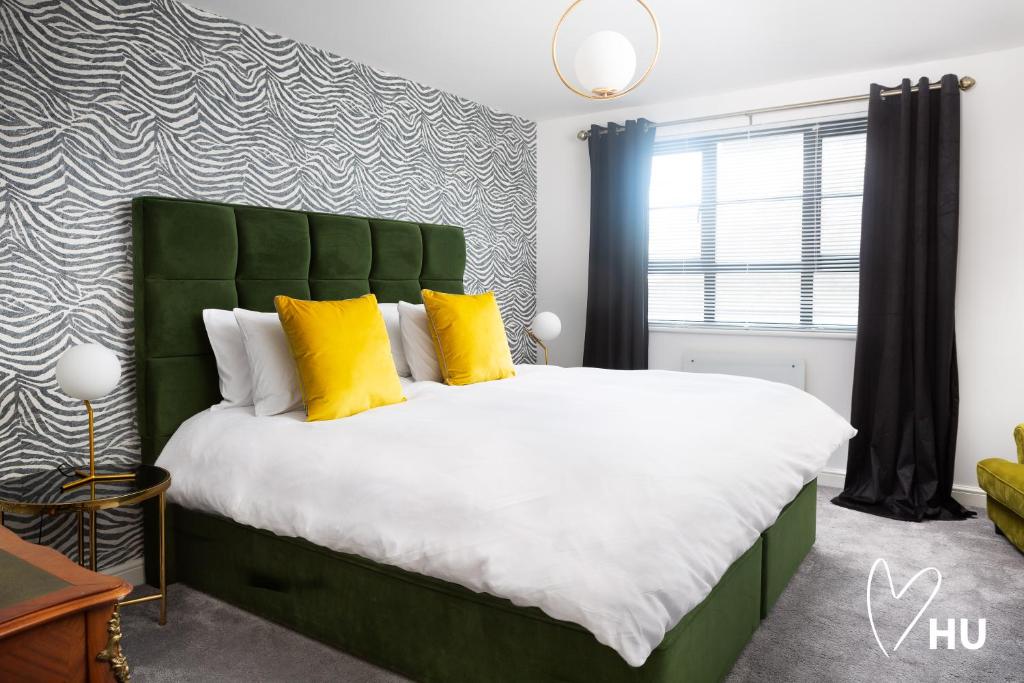 Boutique 1 Bdrm Duplex Suite on Marina-105, Hull