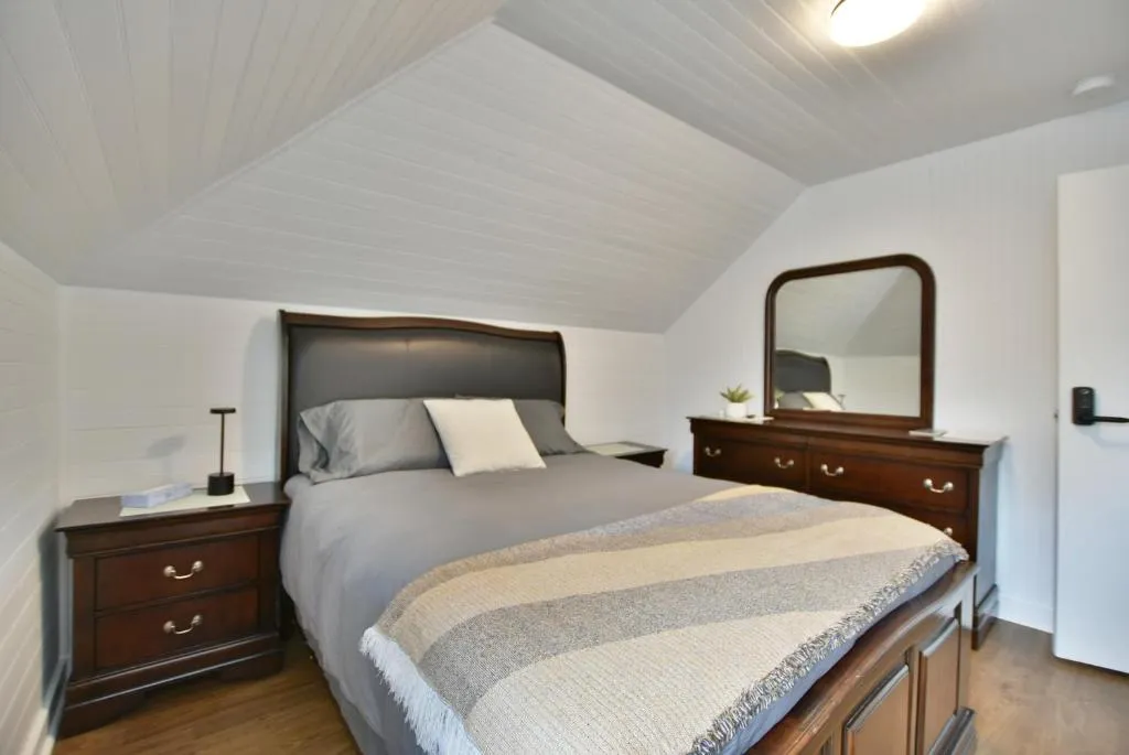Chambre 306 de l'hôtel Victoria confortable et moderne, hotel in Saint-Pascal