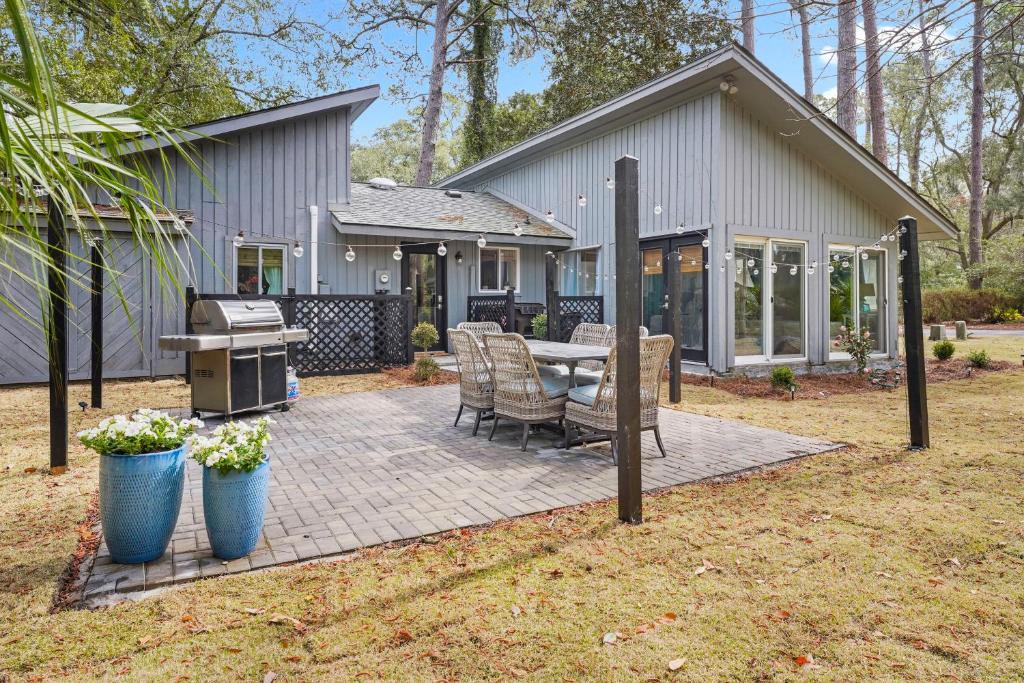 NEW LISTING - 3 Bedroom - Pet Friendly - Coastal Casual & Refined Style - 8 Cotton Lane, Hilton Head Island